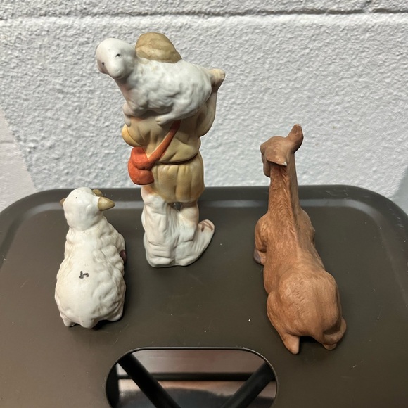 Ceramic Shepherd and Animals Figurine Set- Nativity scene - Picture 2 of 4